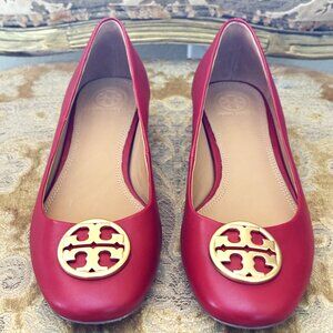 NWOT TORY BURCH CHELSEA RED LOW HEEL GOLD TONE MEDALLION PUMPS   SIZE: 8.5